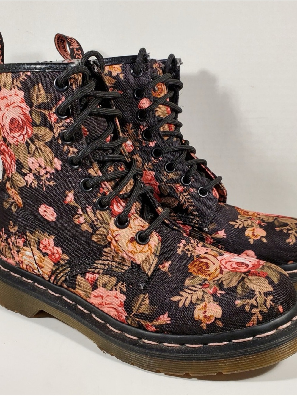 ✧ Dr. Martens Black Floral Lace-Up Boots ✧ Size 7 ✧